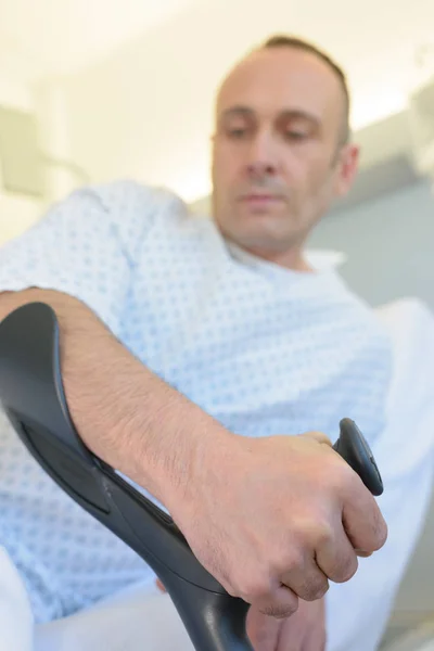 Um homem com uma perna rebocada repousa sobre muletas close-up — Fotografia de Stock