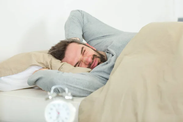 Hombre que sufre de un mal caso de insomnio — Foto de Stock