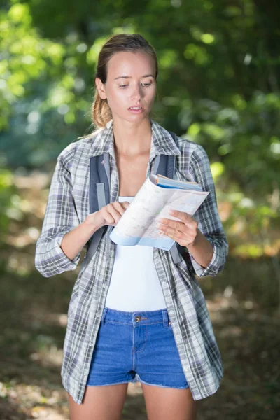 Junge Backpacker Wanderin liest Karte — Stockfoto