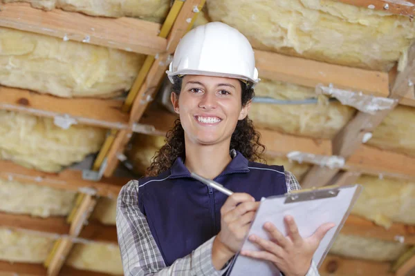 Constructor sonriente mujer sujetando portapapeles —  Fotos de Stock