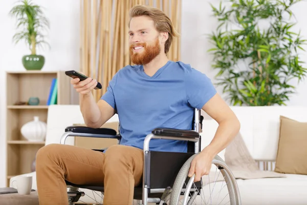 Turbato uomo disabili guardare la tv — Foto Stock