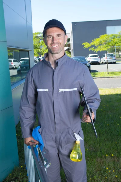 Beau nettoyeur de vitres souriant à la caméra — Photo