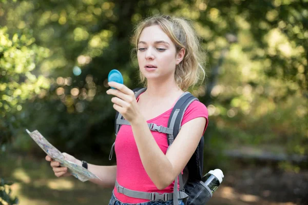 Žena používající kompas venku — Stock fotografie