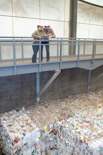 Pracovníci v odpadkovém centru — Stock fotografie