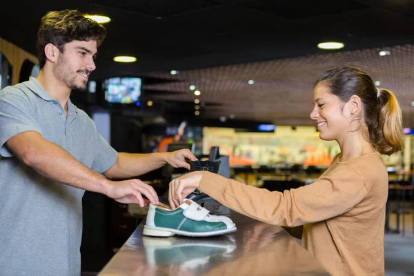 Homem dando os sapatos de boliche — Fotografia de Stock