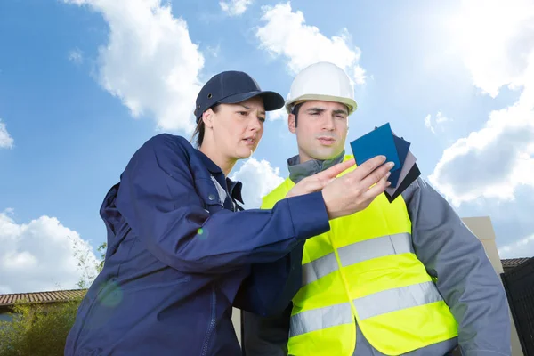 Pittore appaltatore femminile ponendo domanda — Foto Stock