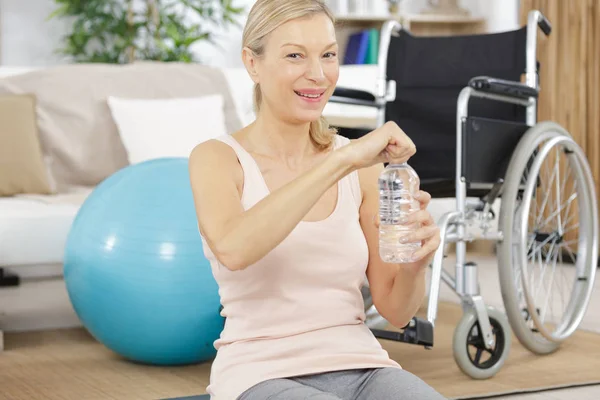 Senior vrouw doet fysiotherapie — Stockfoto