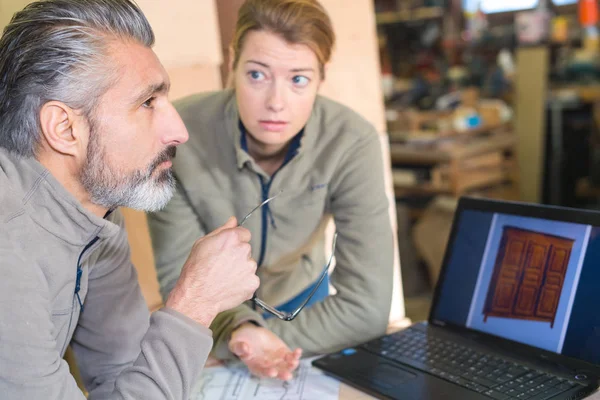 Volwassen Joiner in contemplatie terwijl in gesprek met vrouwelijke collega — Stockfoto