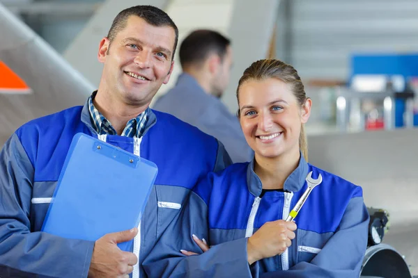 Mechanik a žena a dívali se na kameru — Stock fotografie