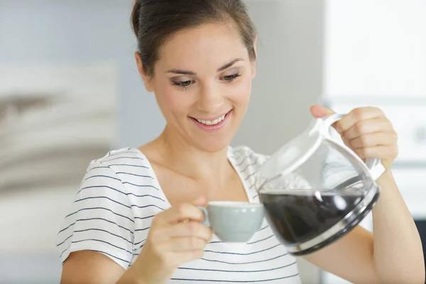 아침 식사를 위해 커피를 준비하는 여자 — 스톡 사진