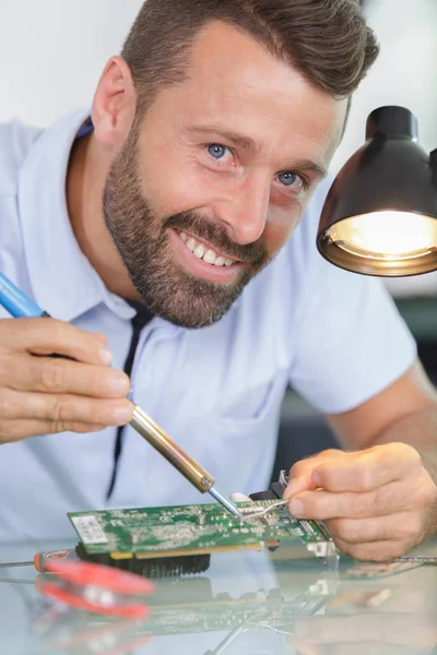 Close up de homem solda componente de computador — Fotografia de Stock