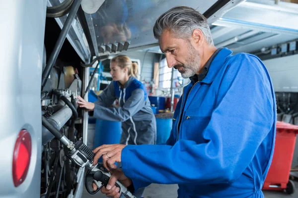 Uomo e donna che lavorano in un camion — Foto Stock