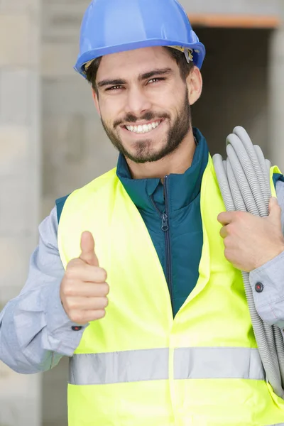 Optimistisk arbetstagare visar tummen upp — Stockfoto