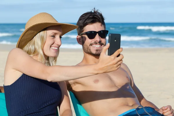 Ζευγάρι στην παραλία παίρνοντας μια selfie — Φωτογραφία Αρχείου