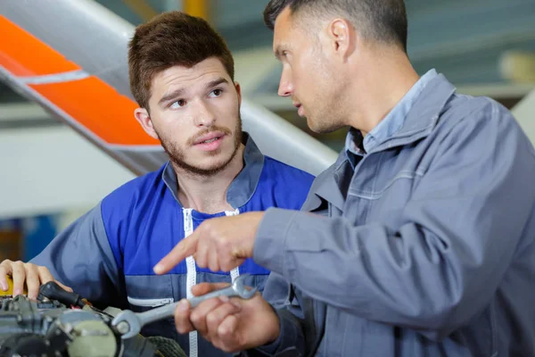 Two mechanics working on an airplane — Stock Photo, Image