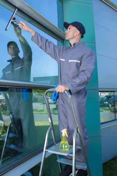 Lavadora de ventanas trabajando en el edificio al aire libre — Foto de Stock