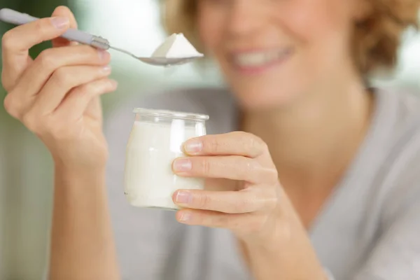 Portret van een vrouw met een yoghurt — Stockfoto