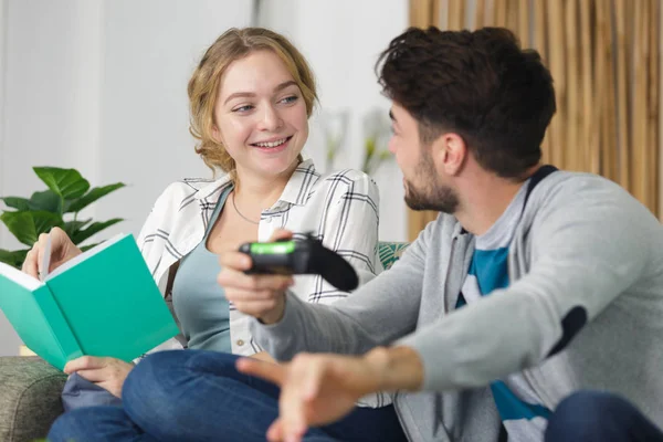 Lächelndes glückliches Paar im Gespräch auf dem Sofa — Stockfoto