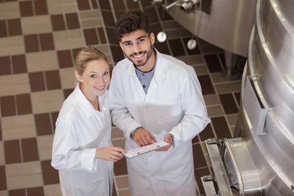 Brewer and couple in beer brewery guided tour — Stock Photo, Image