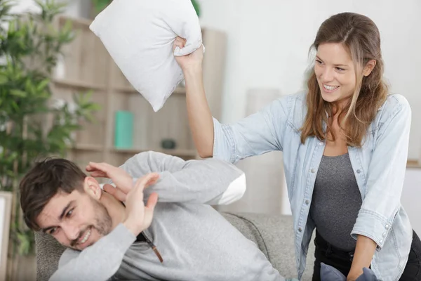 Imagen mostrando feliz pareja teniendo almohada lucha — Foto de Stock