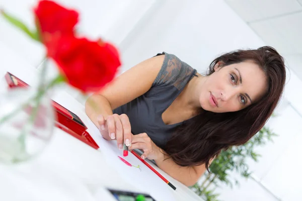 Artista feminina esboçando vaso de flores — Fotografia de Stock