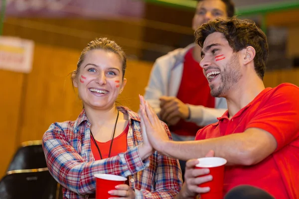 Zwei spanische Fans versammelten sich, um den Fußball zu sehen — Stockfoto