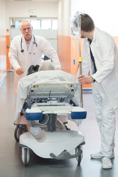 Pessoal hospitalar que transfere o paciente — Fotografia de Stock