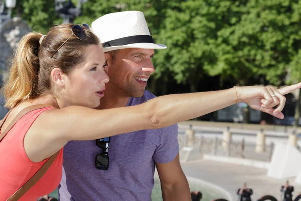 Man pointing at something while sightseeing with girlfriend — Stock Photo, Image