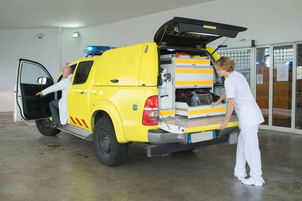 Squadra di soccorritori che prepara l'ambulanza — Foto Stock