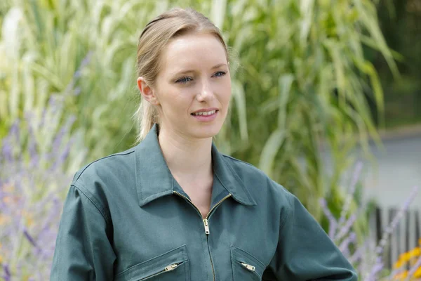 Female worker in the garden — Stock Photo, Image