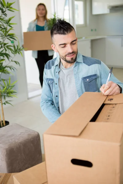 Hombre etiquetando una caja — Foto de Stock