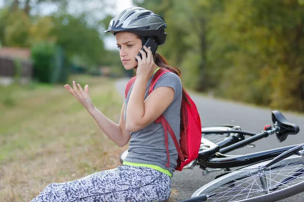 Samice po cyklistické nehodě na podlaze — Stock fotografie