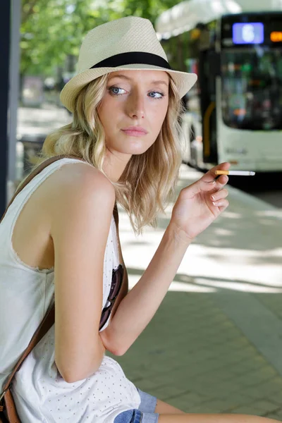 Donna che fuma in attesa di autobus — Foto Stock