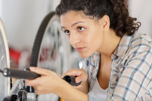 Feminino bombeamento até roda de bicicleta — Fotografia de Stock