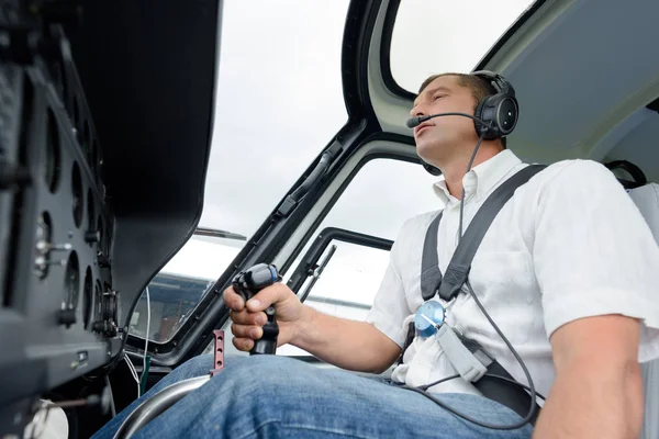 Piloto no cockpit de helicóptero durante o voo — Fotografia de Stock