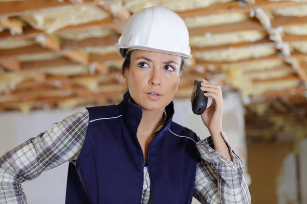 Trabalhador da construção feminina usando walkie talkie — Fotografia de Stock