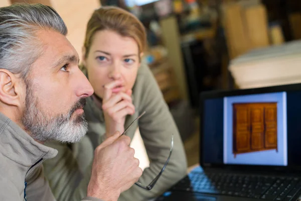 Vrouw die wacht op antwoord van contemplatieve man — Stockfoto