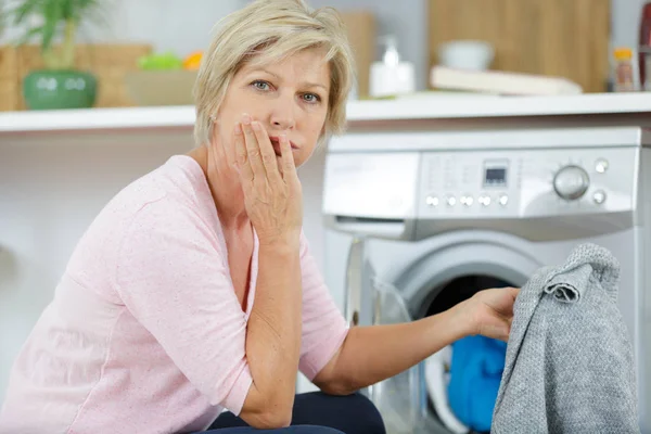 Orolig kvinna med smutsig tvätt — Stockfoto