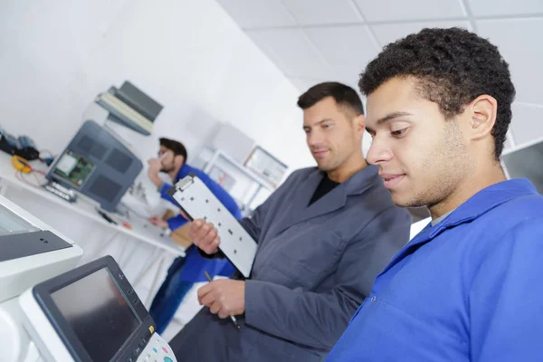 Moderno operatore di macchine da stampa e apprendista — Foto Stock