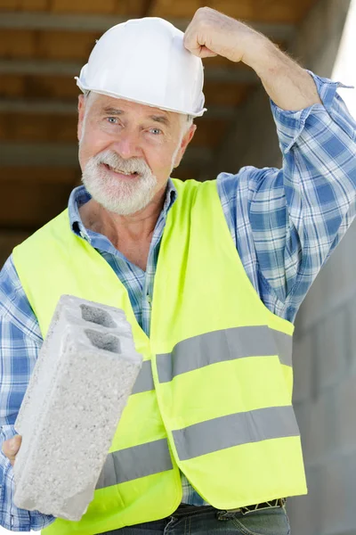 Happy Senior architector bij construction site — Stockfoto