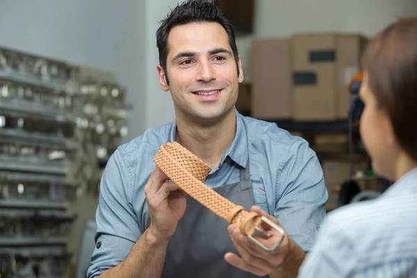 Proceso de trabajo de la correa de cuero en el taller — Foto de Stock