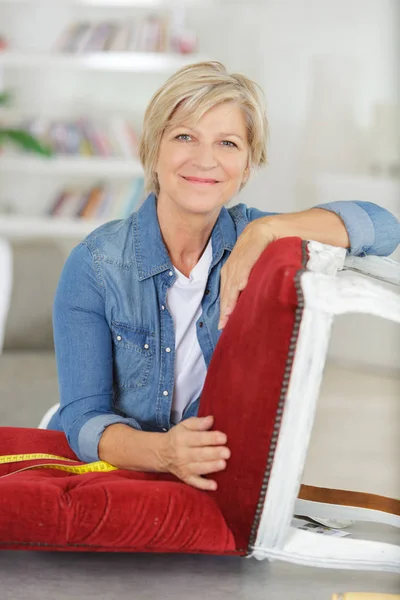 Senior Lady renoveren van een stoel — Stockfoto