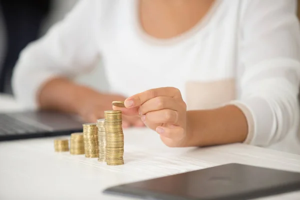 Primer plano de las monedas a pila de monedas —  Fotos de Stock