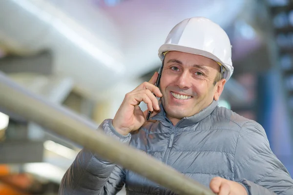 Affärsman talar på mobiltelefon — Stockfoto