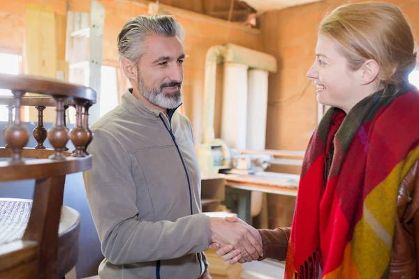 Business shaking hands with her client — Stock Photo, Image