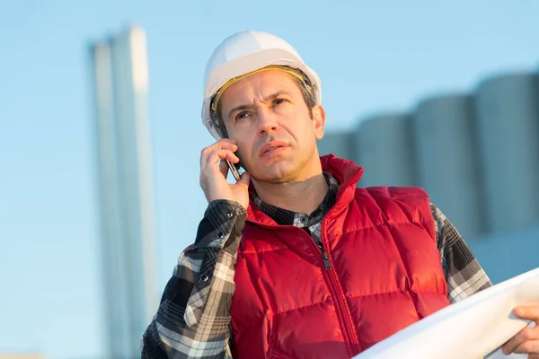 Ingenieur schaut von außen in die Fabrik — Stockfoto