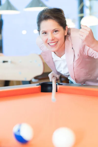 Ung brunett kvinna spelar Biljard poolspel — Stockfoto