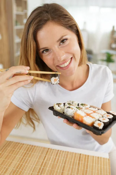 Mulher segurando chopstick com sushi — Fotografia de Stock