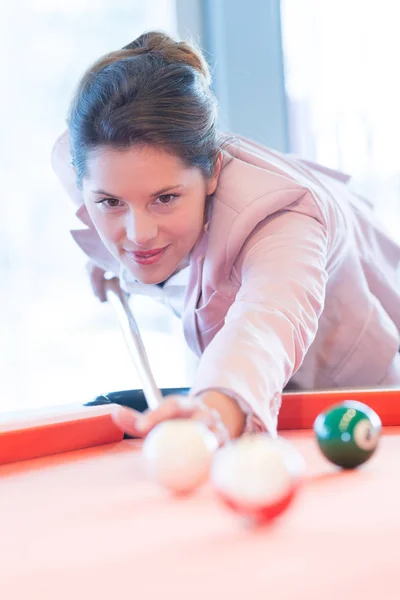 Glamorösa kvinna spelar snooker — Stockfoto