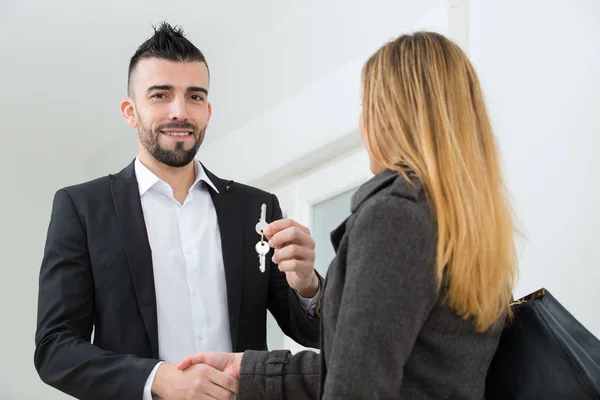 Donna sorridente incontro con agente immobiliare — Foto Stock